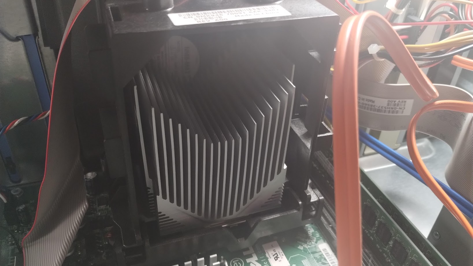 The clunky heatsink of the Dell over the CPU, protuding from the CPU and taking up a large chunk of the case.