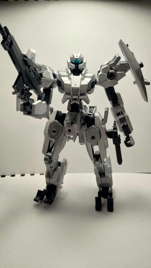 A modification of the earlier kit. Knee armor and boosters have been removed, the latter replaced by shoulder shields. The weapons have been taken in place of a pistol on the left hip and an assault rifle in the right hand.