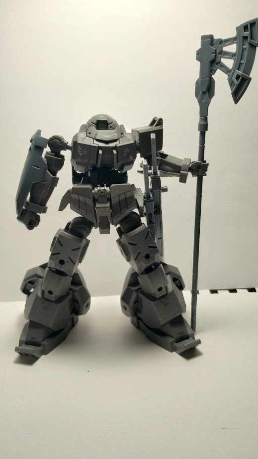 A modification of the earlier kit. There is a smaller left shoulder, the right shoulder has been removed and a shield has been mounted to the right's forearm. It holds an axe on a long pole with its left hand and rests it against two katanas on the waist.